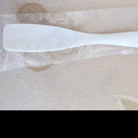 La Mer Cream X Large Spatula Applicator White 4" - Picture 3 of 4